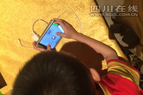 大到年迈的老人，小到几岁的小孩，几乎人手一部手机